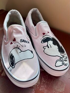 Vans| Peanuts Light Pink Slip-On Sneakers with Snoopy & Lucy ‘Kiss’ Art Sz 7.5